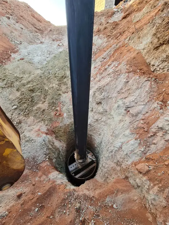 Trado num furo a mostrar as camadas do solo