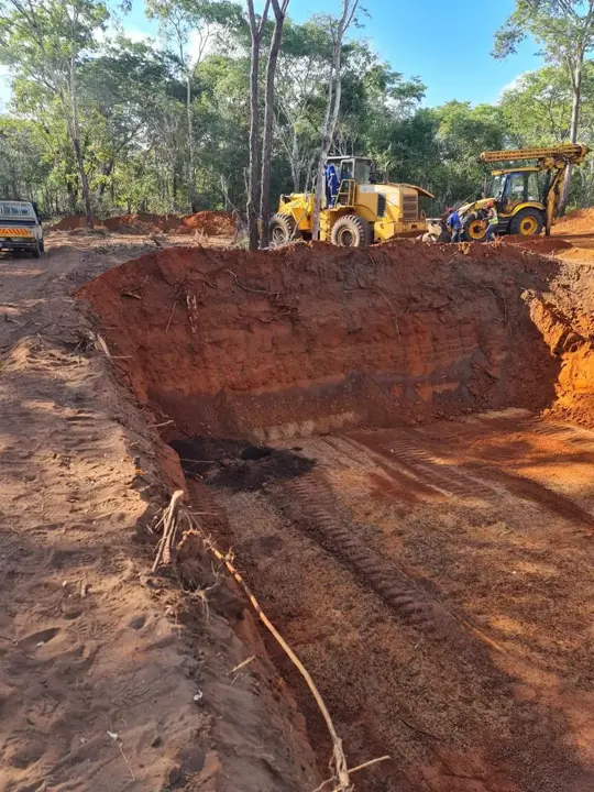 Escavação em solo vermelho