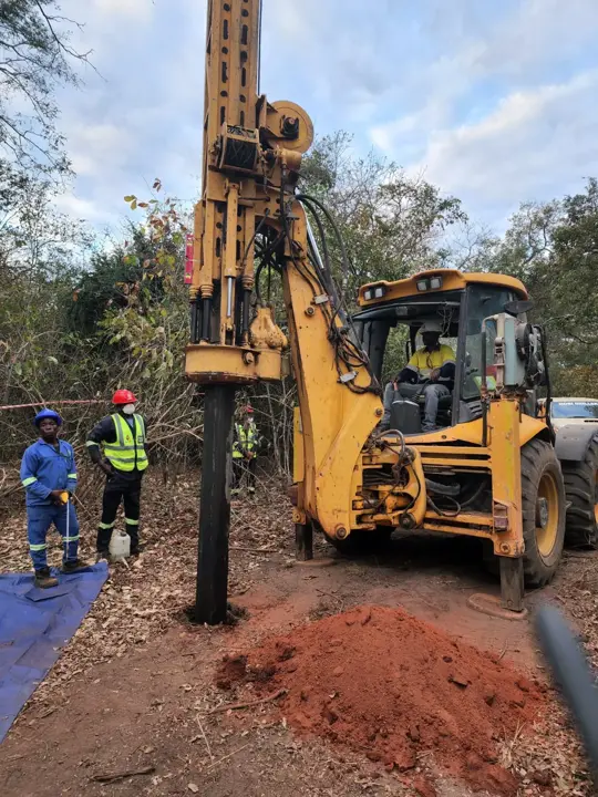 Sonda da Mobi Driller a abrir um furo de prospecção no mato