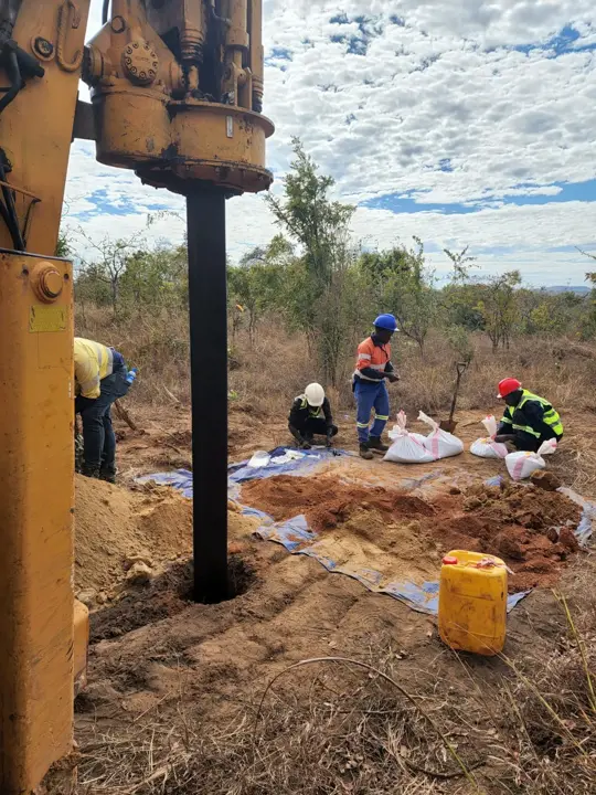 Linha de furos abertos num terreno