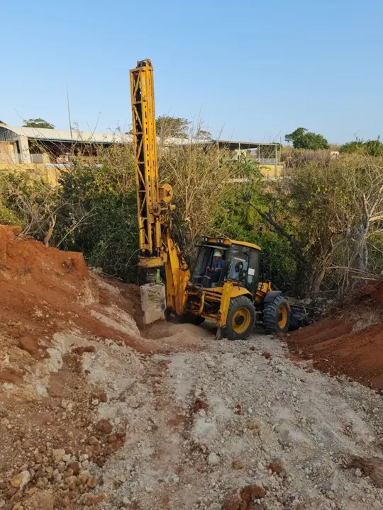 Sonda junto a um poço de pesquisa aberto