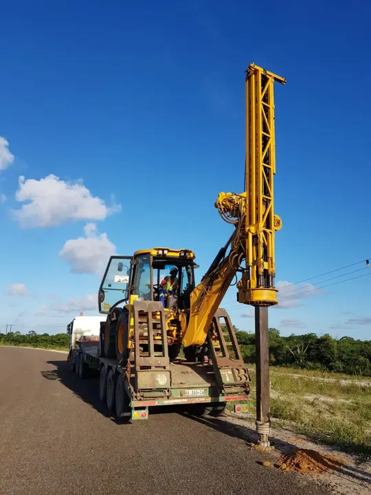 Sonda num semi-reboque a perfurar à beira da estrada