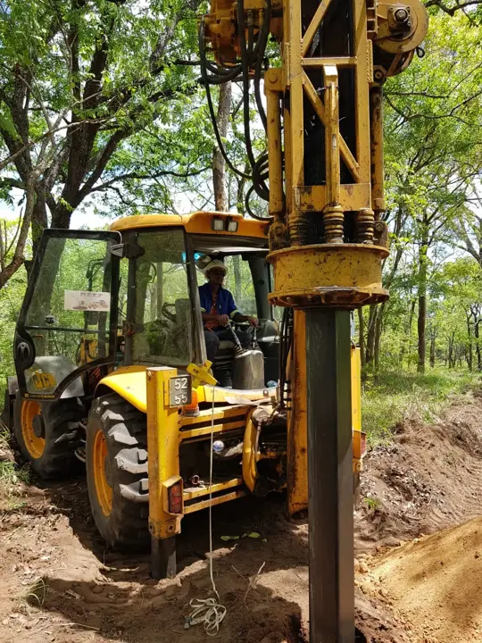 Sonda a trabalhar debaixo das árvores