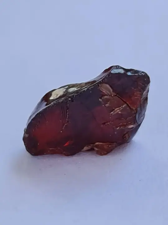 Pedra escura em bruto