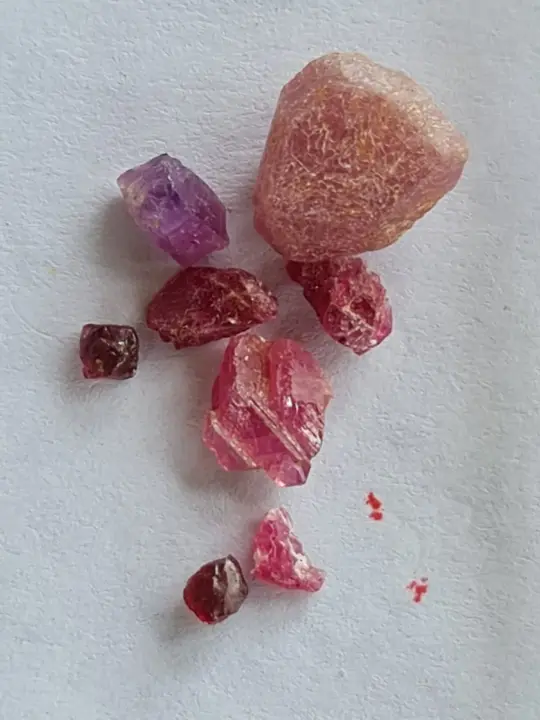 Pedras em bruto variadas