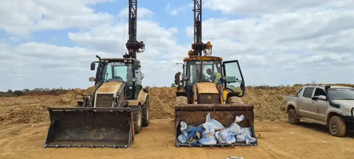 Duas sondas da Mobi Driller numa área de prospecção com sacos de amostras